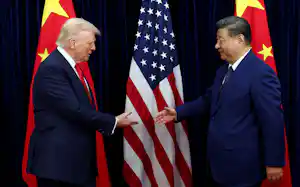 2025年10月30日、韓国・釜山にある韓国空軍基地内で会談したトランプ米大統領㊧と習近平中国国家主席=ロイター 2025年10月30日、韓国・釜山にある韓国空軍基地内で会談したトランプ米大統領㊧と習近平中国国家主席=ロイター