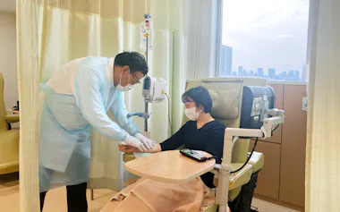がん免疫薬の臨床試験をするがん研究会有明病院の医師(4月、都内)