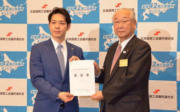 道商連の岩田会頭が北海道の鈴木知事に要望書を手渡した(30日、札幌市)
