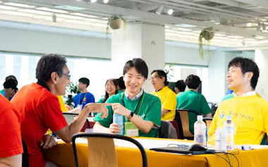 新入社員が参加した、NECのリバースメンタリング研修(2025年7月)。カラフルなTシャツを着用し、気分を盛り上げる。70人の募集枠に対して、250人以上の応募があった(写真:NEC)