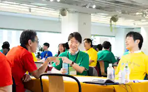 新入社員が参加した、NECのリバースメンタリング研修(2025年7月)。カラフルなTシャツを着用し、気分を盛り上げる。70人の募集枠に対して、250人以上の応募があった(写真:NEC) 新入社員が参加した、NECのリバースメンタリング研修(2025年7月)。カラフルなTシャツを着用し、気分を盛り上げる。70人の募集枠に対して、250人以上の応募があった(写真:NEC)