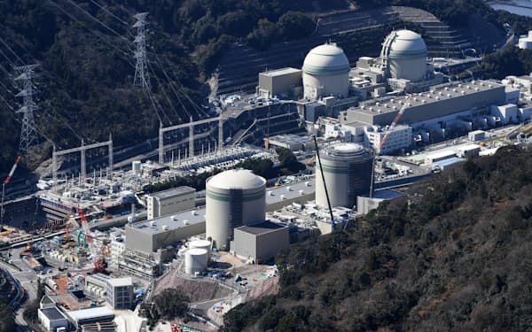 関西電力の高浜原子力発電所。手前左から1号機、2号機と奥左から3号機、4号機（福井県高浜町）