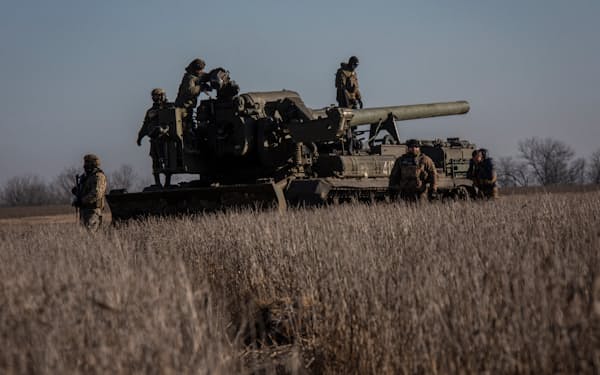 24日、東部バフムト近郊でロシア軍の陣地を砲撃するウクライナ軍＝ロイター