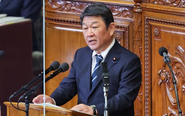 衆院本会議で質問に立つ自民党の茂木敏充幹事長(25日)