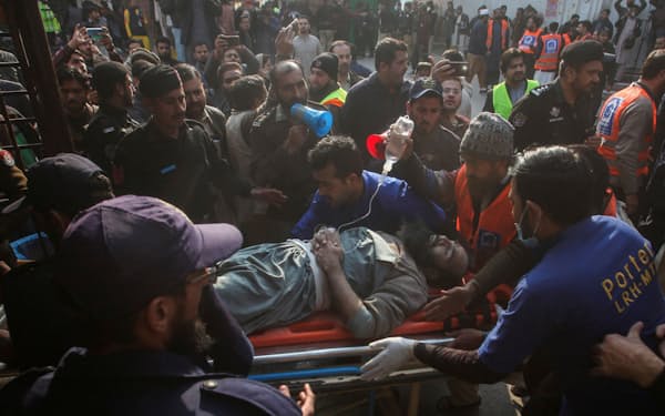 30日、パキスタン北西部ペシャワルの自爆テロで負傷した男性＝ロイター