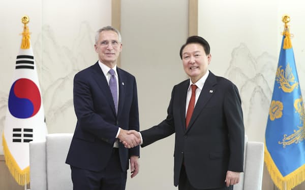 30日、ソウルで会談するNATOのストルテンベルグ事務総長㊧と韓国の尹錫悦大統領＝大統領府提供・共同