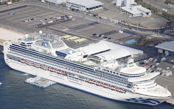 横浜港に停泊するクルーズ船「ダイヤモンド・プリンセス」（2020年2月）=共同