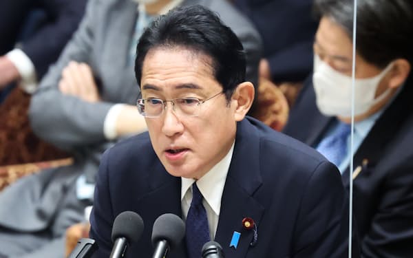 衆院予算委で質問に答える岸田首相（30日）