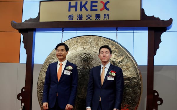 TikTokの周受資ＣＥＯ㊨は中国スマホ大手、小米（シャオミ）で最高財務責任者（ＣＦＯ）を務めた経験を持つ（2018年、香港）＝ロイター