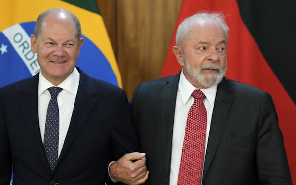共同記者会見に参加したブラジルのルラ大統領㊨とドイツのショルツ首相（30日、ブラジリア）＝AP