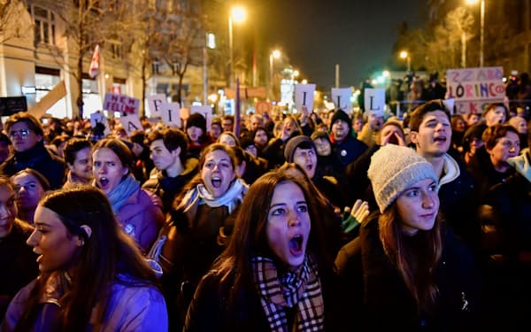 ブダペストでの教員の賃上げ要求デモで声をあげる参加者(2022年12月)＝ロイター
