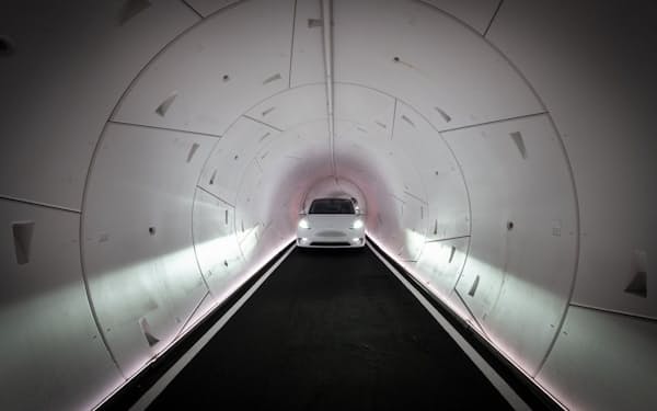 車1台しか通れない狭いトンネルを走行するモデルY。このトンネルが将来、ラスベガス市内の地下に張り巡らされる計画だ（写真：ボーリングカンパニー）