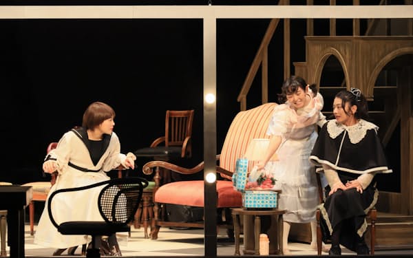 （左から）高畑充希、伊藤万理華、小池栄子がまとう衣装のコンセプトは「ジャージー素材」だ=宮川　舞子撮影　