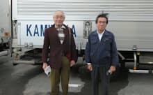 駒井氏（左）は2度の「後継危機」を経て、正喜運送の経営を上田氏に託した（東京都瑞穂町）