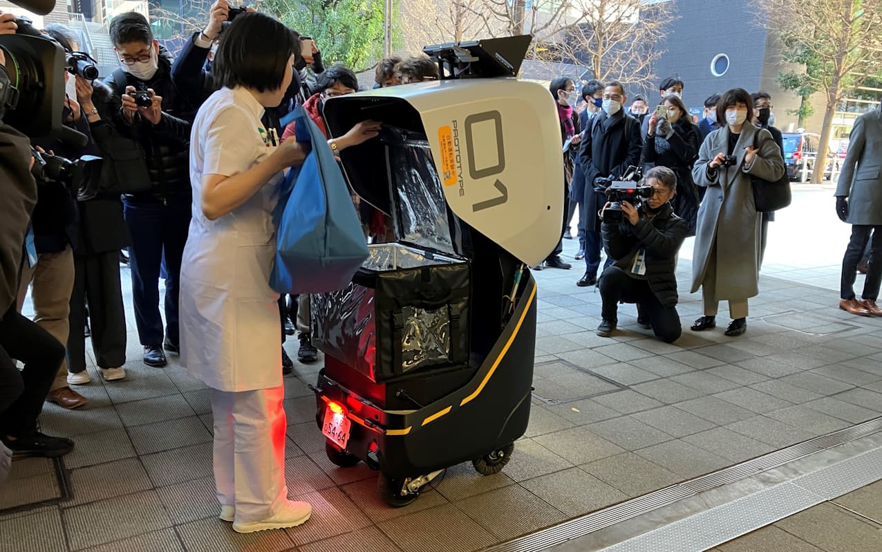 川崎重工などは東京都の西新宿エリアで食事や医薬品をロボットで配送した