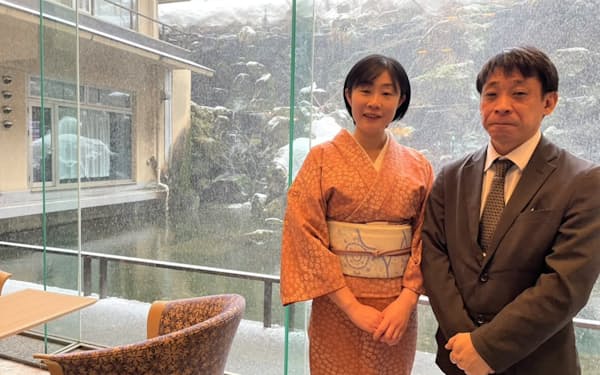 マッチボックスを積極活用しているホテル双葉の女将、小林享子さん（左）と専務の小林秀雄さん（新潟県湯沢町）