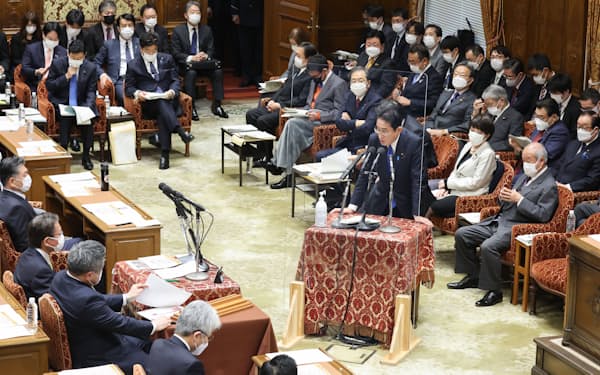 衆院予算委員会で質問に答える岸田首相（1月31日）