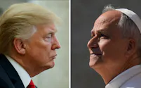 トランプ米大統領㊧とローマ教皇レオ14世=AP