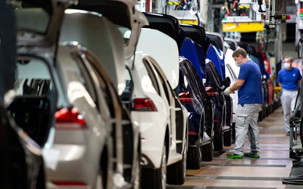ドイツは貿易取引を通じて自国の生産性を高めている（ドイツの自動車工場）＝ロイター