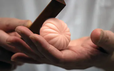 三角ベラを使い菊の花弁を作っていく。シンプルなデザインだからこそ、見る人は様々な想像を広げる(京都市の塩芳軒)