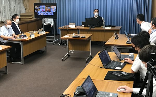 専門家会議で感染力の強いオミクロン型への対応を協議する埼玉県知事ら（22年7月、埼玉県庁）