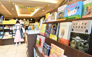 書店に設けられた小中学生向けの児童書コーナー(東京都千代田区)
