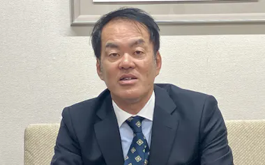 取材に応じるオカダコーポレーションの岡田社長(4月、三重県松阪市)