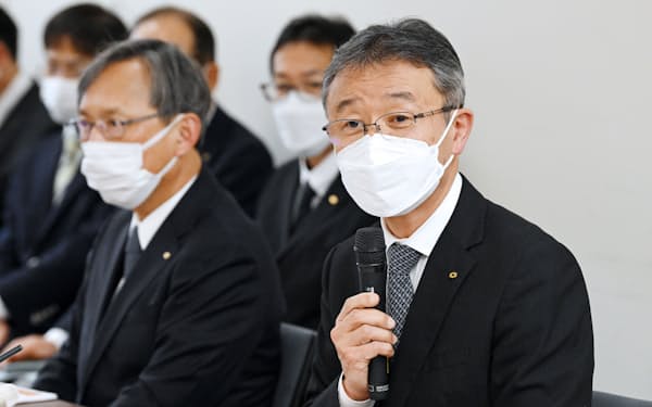 決算発表する関西電力の森社長㊨（31日、大阪市）
