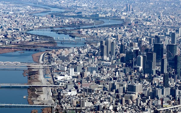 淀川（左）の流域に広がる大阪の市街地