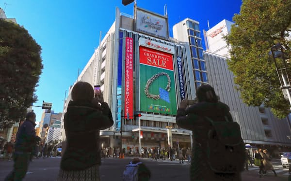 最終営業日を迎えた東京百貨店本店を写真に収める人たち（31日、東京・渋谷）