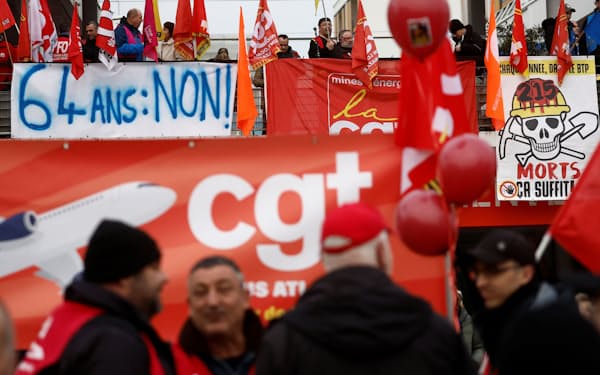 フランスで政府の年金改革案に反対する労働組合のメンバーら（１月31日）＝ロイター