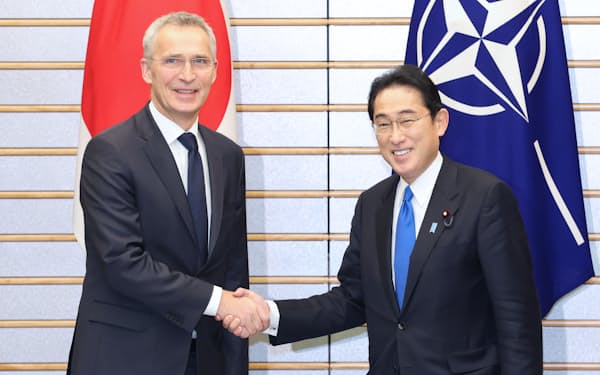 会談を前に、NATOのストルテンベルグ事務総長㊧と握手する岸田首相（31日、首相官邸）