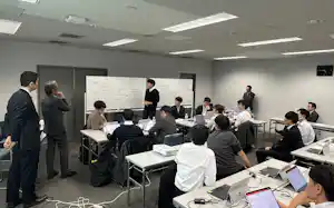 横浜信金では顧客企業のDXを支援できる人材育成のための研修制度を導入した(横浜信金提供) 横浜信金では顧客企業のDXを支援できる人材育成のための研修制度を導入した(横浜信金提供)