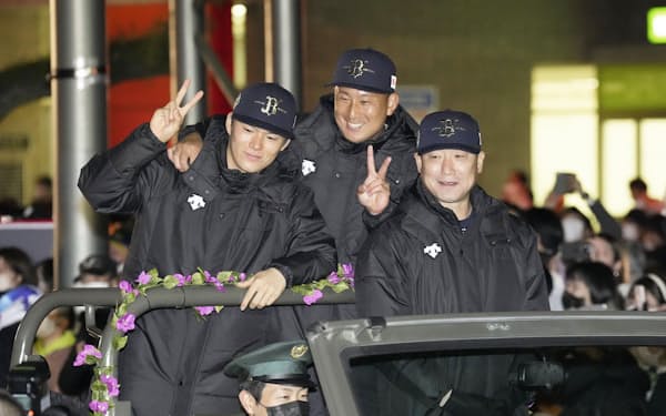 宮崎市で行われた歓迎パレードに参加し、笑顔を見せるオリックスの（左から）山本、杉本、中嶋監督（31日）＝共同