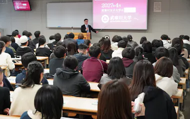 武庫川女子大は2027年度の共学化に向けて男女混合のオープンキャンパスを開いた(3月、兵庫県西宮市)