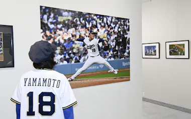 岡山県の備前市美術館で始まった米大リーグ・ドジャースの公式カメラマンによる写真展(21日)=共同