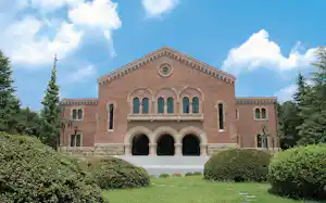 一橋大は最大規模の社会科学系大学院を持つ(写真は国立キャンパス兼松講堂)=同大学提供 一橋大は最大規模の社会科学系大学院を持つ(写真は国立キャンパス兼松講堂)=同大学提供