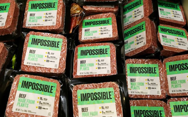 店頭に並ぶ米インポッシブル・フーズの代替肉製品（2020年撮影）＝ロイター