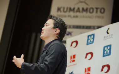 ピッチコンテストでプレゼンするサーモンテックの田辺氏