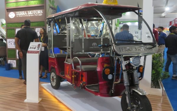 テラモーターズはインドを中心に電動三輪の製造・販売を手がけている（2022年、西ベンガル州の展示会）