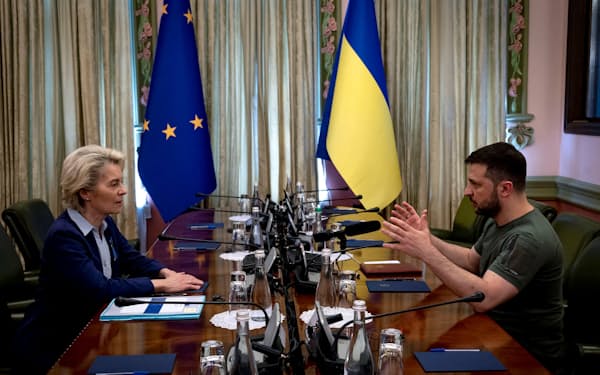2022年６月にキーフで会談したウクライナのゼレンスキー大統領（右）とＥＵのフォンデアライエン委員長（ウクライナ大統領府提供）＝ロイター