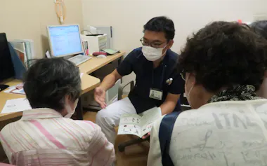 体重を維持する大切さを女性患者㊧らに説明する静岡県立静岡がんセンターの内藤立暁・支持療法センター長(15日、静岡県長泉町)