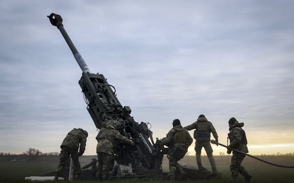 米国はウクライナにさらなる武器支援を検討する（写真はM777りゅう弾砲）＝ＡＰ