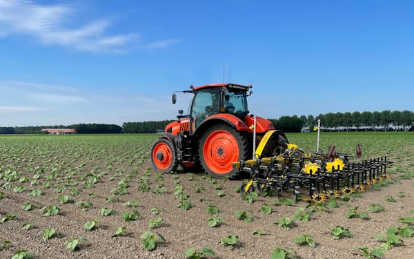 クボタはフランスの作業機メーカーを買収し、農家に除草用の作業機を販売する