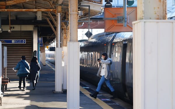 江北駅で特急から普通列車に乗り継ぐには跨線橋を上り下りしなければならない（1月、佐賀県江北町）