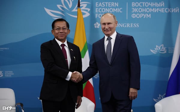 ミャンマー国軍をロシアは武器供与などで支援している(22年9月、ミンアウンフライン国軍総司令官㊧とプーチン大統領)=ロイター