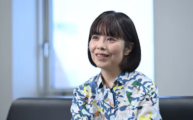 「短歌は日常の中のちょっとした心の揺れが種となって生まれる」と話す俵万智さん