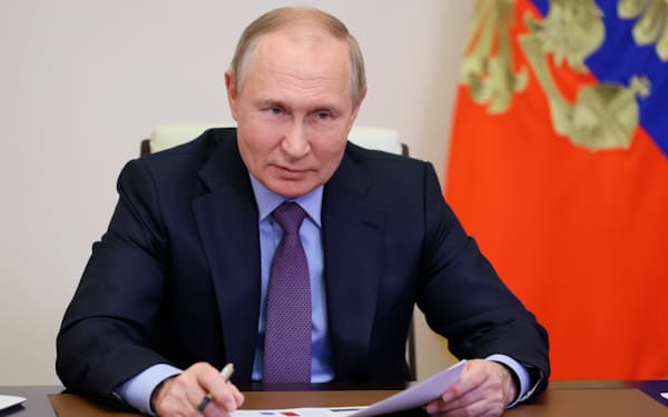 ロシアのプーチン大統領は同国産原油の輸入価格に上限を設けた国に対し、2月から原油の輸出を禁止する大統領令に署名した＝ＡＰ