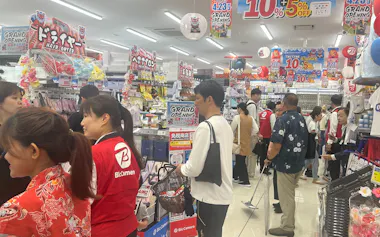 開店直後の午前11時すぎには多くの買い物客が来店した(23日、那覇市)