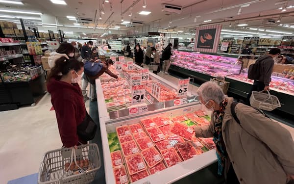 足元のインフレはコスト増が主因（22年11月、札幌市内のスーパー）